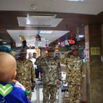 تصویر ادای احترام فرماندهان ارتش 16 زرهی قزوین به کودکان مبتلا به سرطان قزوین
